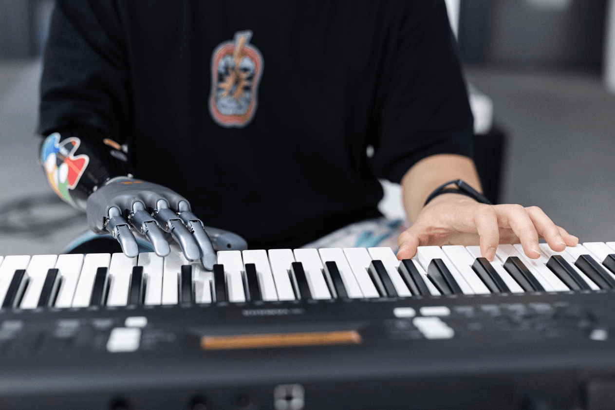 强脑科技创始人感谢马斯克、Altman推动脑机接口产业爆发

3月22日，在中国