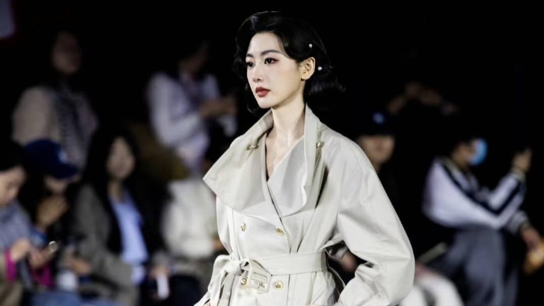 孙乐言时装周主持完直接走秀，那个“转身”凭什么美上热搜？