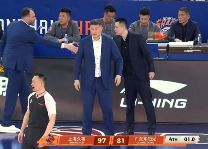 有球迷找广东队输给上海队的原因，归咎于杜锋固执使用杜润旺和张皓嘉的看法，本人认为
