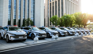 从桑塔纳到比亚迪，警务车大换装，实战全能冠军？