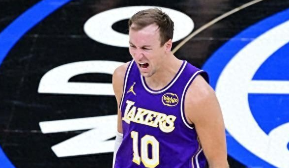 休赛期，留下肯纳德、斯玛特，再加上超级大核077，感觉湖人的持球组织也足够了
