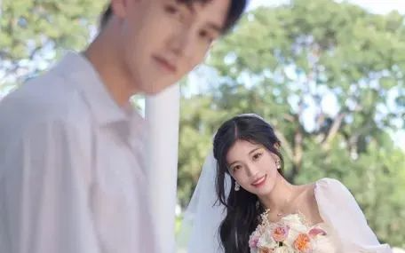 婚礼当天，婆婆跪在地上用抹布擦泥水