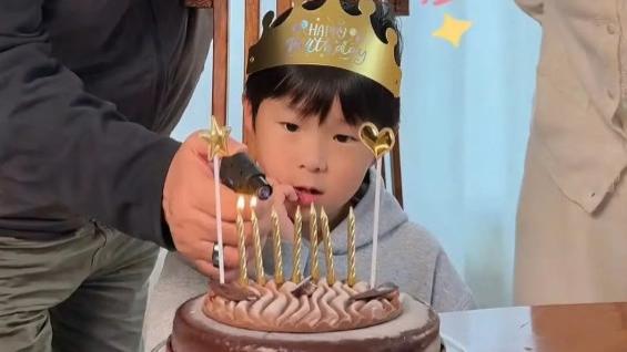 张纪中杜星霖为子庆生， 老夫少妻同框引争议， 温馨背后藏真相