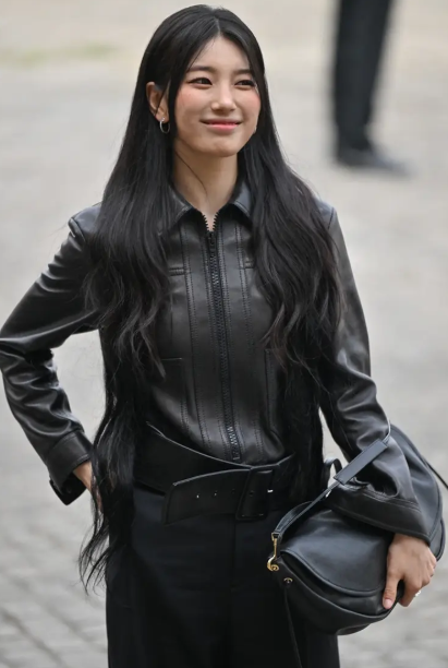 裴秀智出席Celine2026秋冬巴黎时装周看秀