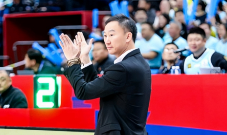 青岛男篮主教练刘维伟谈球队加时不敌浙江，他表示：这场关键错误都用在了犯规身上，三