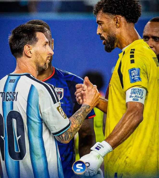 佛得角门将扑了梅西4个球！
输了比赛，
他却得到了3样东西……




40岁的