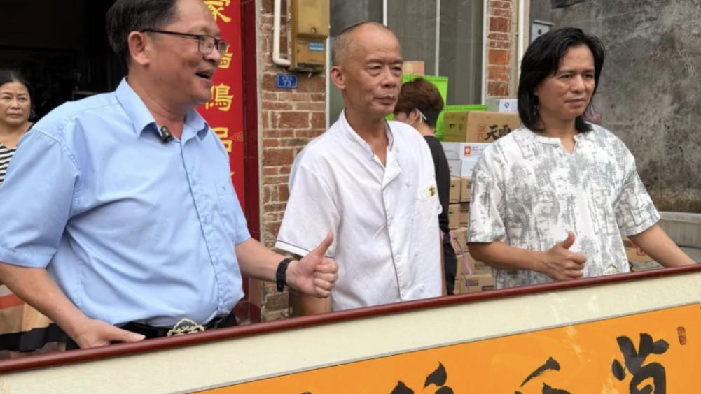 当不了莫氏鸡煲的县城商家，决定在流量时代“另类乞讨”
