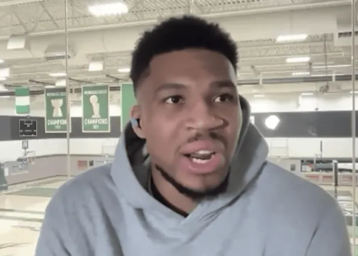 雄鹿球员扬尼斯-阿德托昆博在节目中谈到了本赛季围绕自己的交易流言：
字母哥说道：