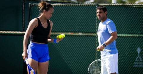 郑钦文在印第安维尔斯接受腾讯体育记者采访时回应换教练传闻，并没有和里巴结束合作。