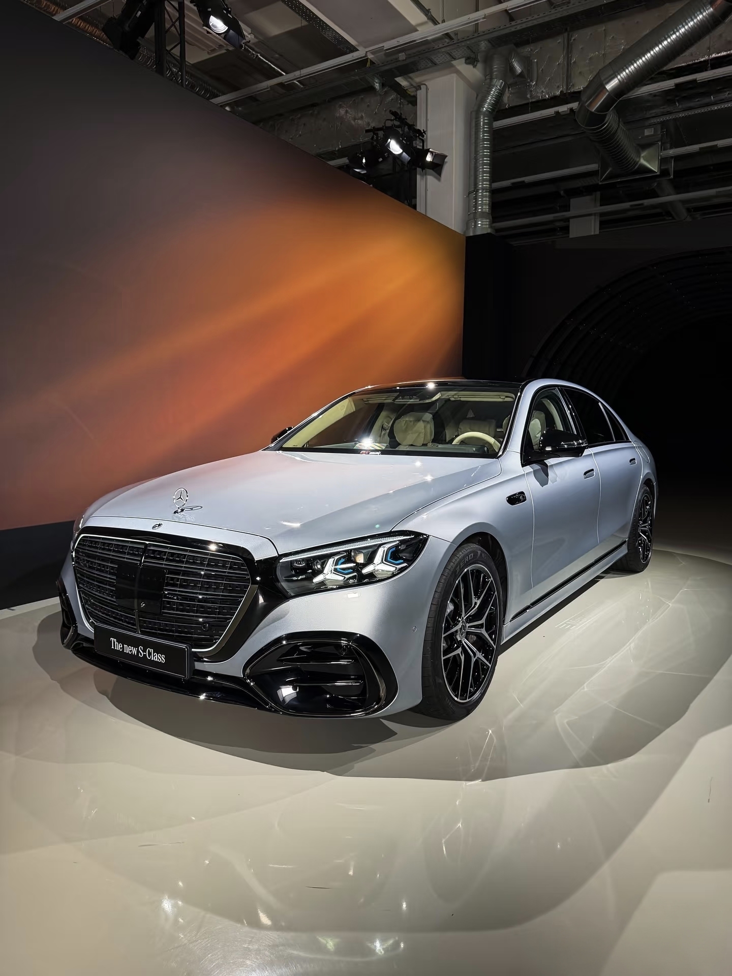 最近看到个消息，奔驰S级要率先落地中国大模型了。作为豪华旗舰轿车，在这个时间点把