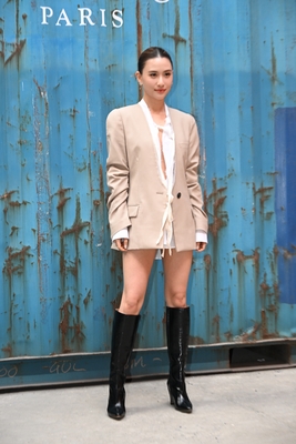 何超莲亮相2026Maison Margiela上海大秀红毯，人长得美就是不一样