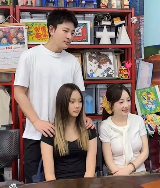 贾乃亮一家三口同框，他一直贴着闺女。到底有孩子在中间做维系，有朝一日还能见到他俩