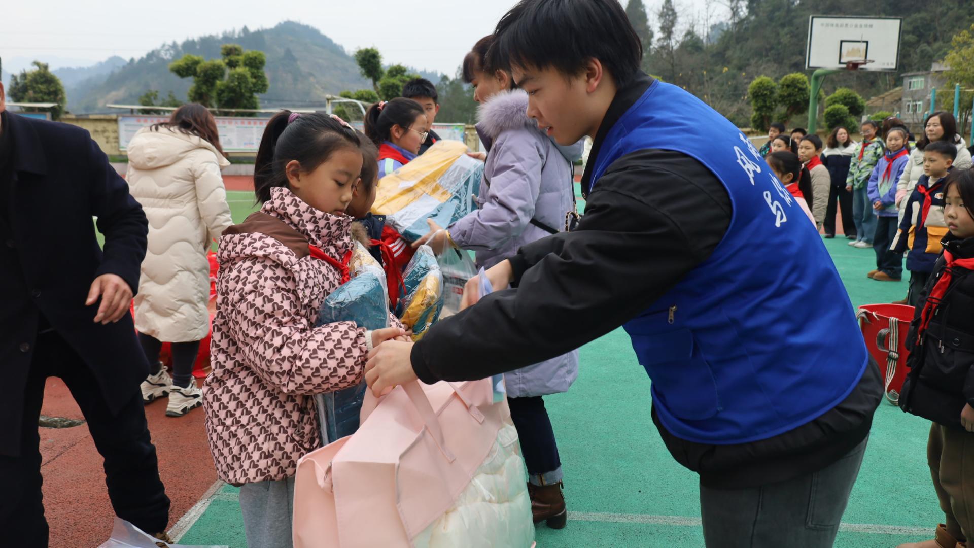 以我之微力，应故乡之需  ——记艺术传媒学院2025-2026寒假返家乡志愿者冉开鑫