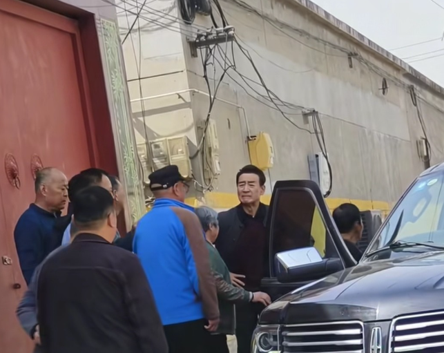 七十一岁的老戏骨寇振海单人单车回老家祭祖
在即将开启返程时，许多与其一起长大的儿
