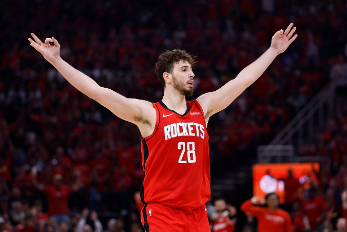 球员固然表现有些问题，问题最大的还是主教练和管理层，重建之路走这么多年了，交易哈