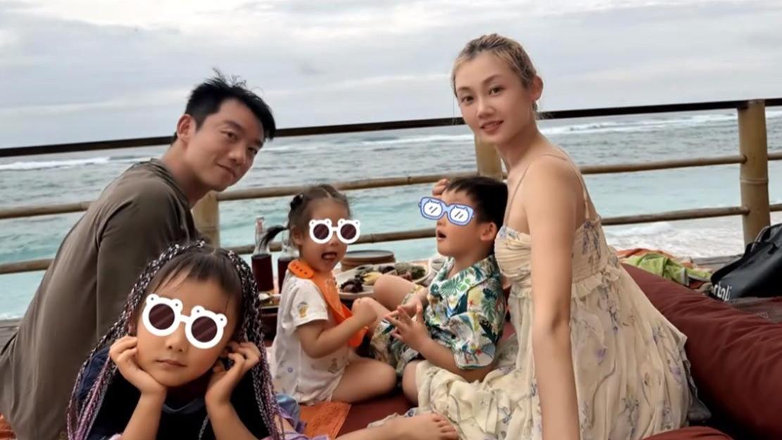 郑恺苗苗公开三胎小女儿！巴厘岛一家五口同框，软萌模样撞脸郑恺