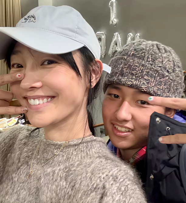 白百何的儿子好像张子枫
这孩子和妈妈一起生活，比他爸好看多了，当初纳闷好久白百何