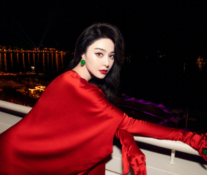 红馥扑簌，似火焰般热烈，明艳质雅，永不凋零的红玫瑰