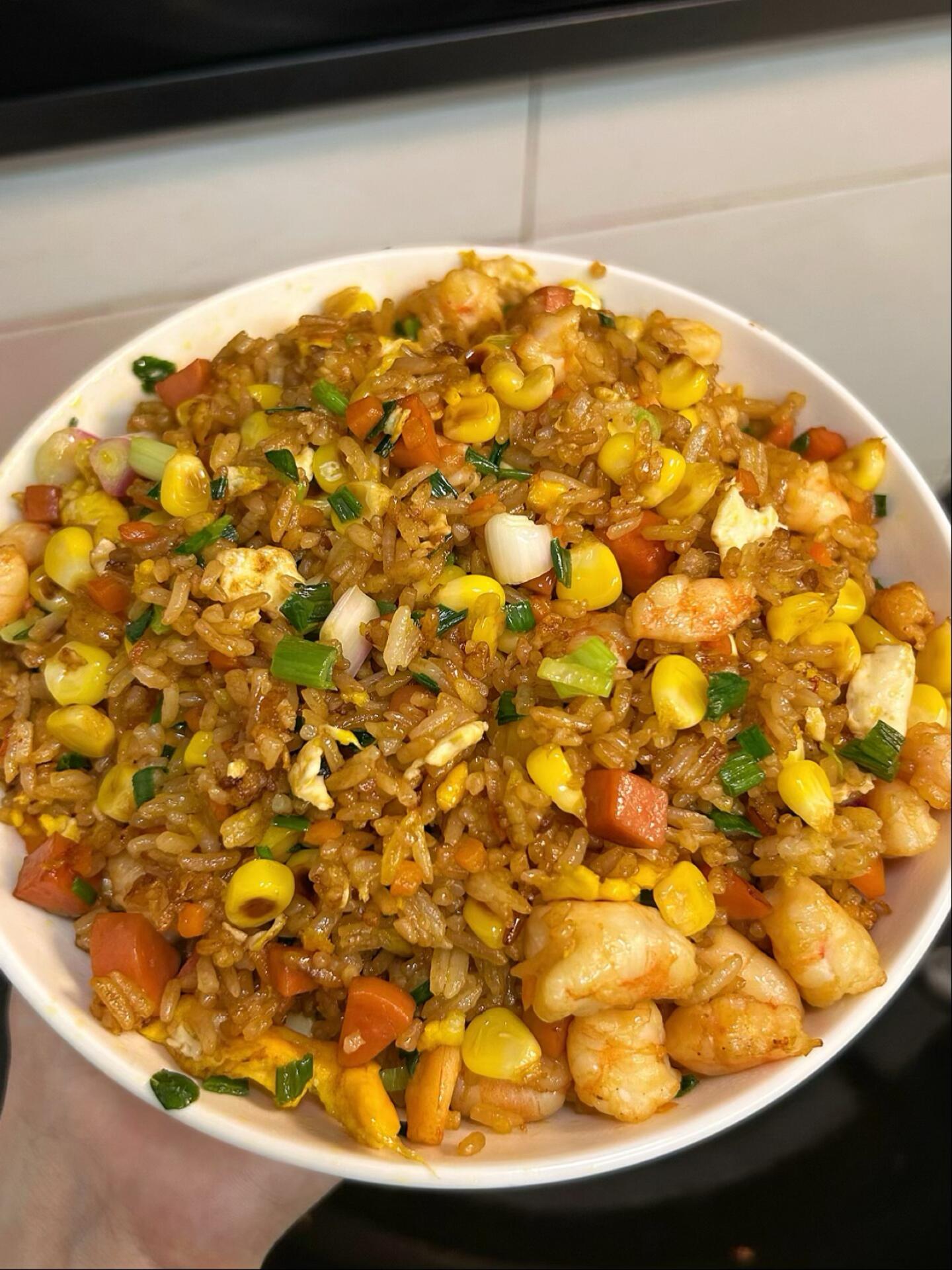 快手虾仁蛋炒饭✨下班5分钟搞定，香到舔盘
简单又好吃！真心建议大家都去试试，不会