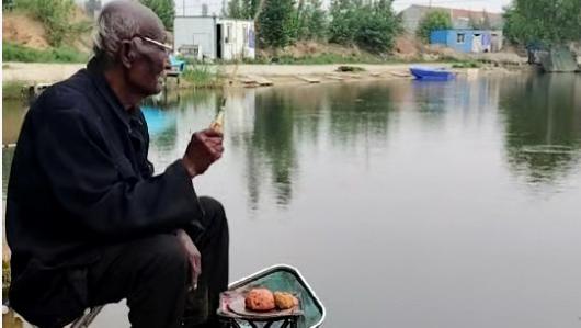 75岁钓帝一生钓了50年鱼，黝黑皮肤是岁月最硬的勋章