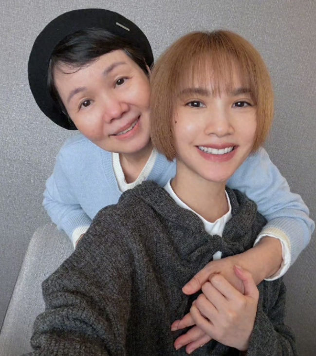 杨丞琳晒照为妈妈庆祝69岁生日，母女合影满满的幸福