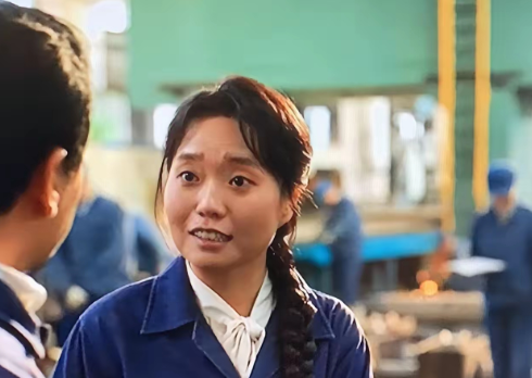 李雪琴既没姿色长着一张大饼脸
就连笑起来都让人看着尴尬；也没才艺，更没有演技，可