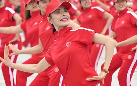 青海女子沉迷广场舞，老公病重不管不顾，老公走后办过户时愣住了