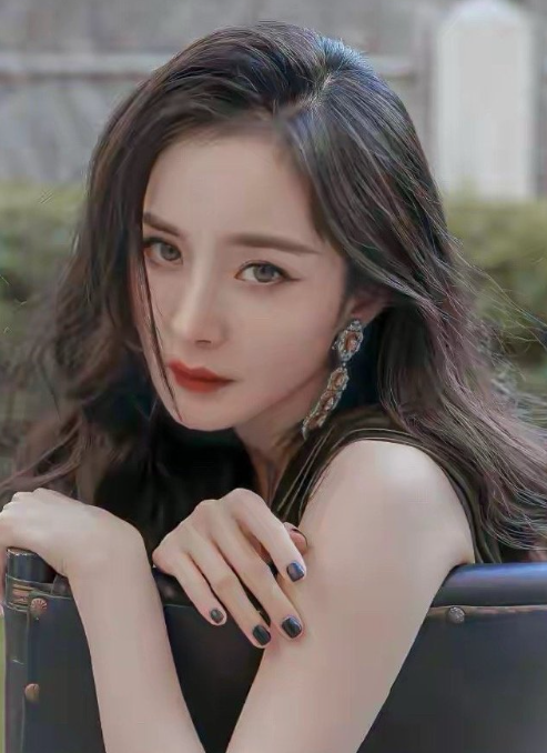 杨幂一袭橄榄绿长裙封神！复古花园大片美到失语