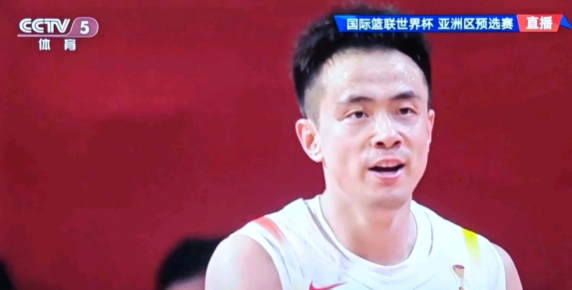 中国男篮87-80逆转日本，赵继伟真的太硬了！上半场球队落后、外线哑火，他顶住压