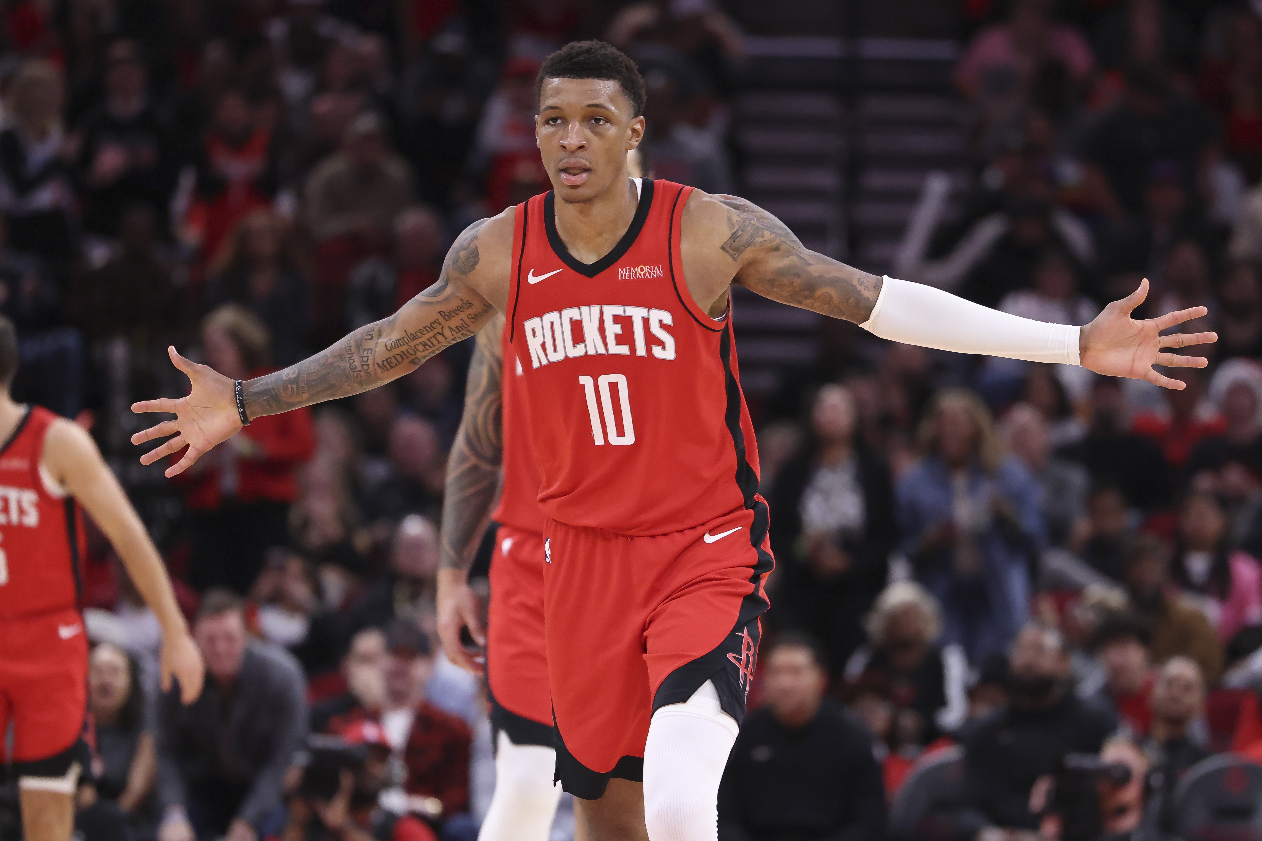 虽然说火箭队前一场主场非常窝囊地不敌洛杉矶湖人队，但是火箭队还有机会报这一箭之仇