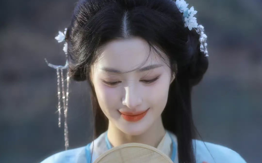 嫡母待我很好，却对妹妹严苛。 妹妹天不亮就要起来读书习字，而我只需懒散度日。 嫡母说，我日后是要进宫