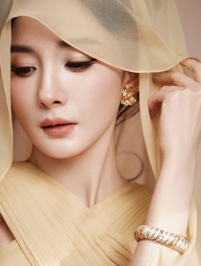 杨幂尖叫之夜的一套穿搭图