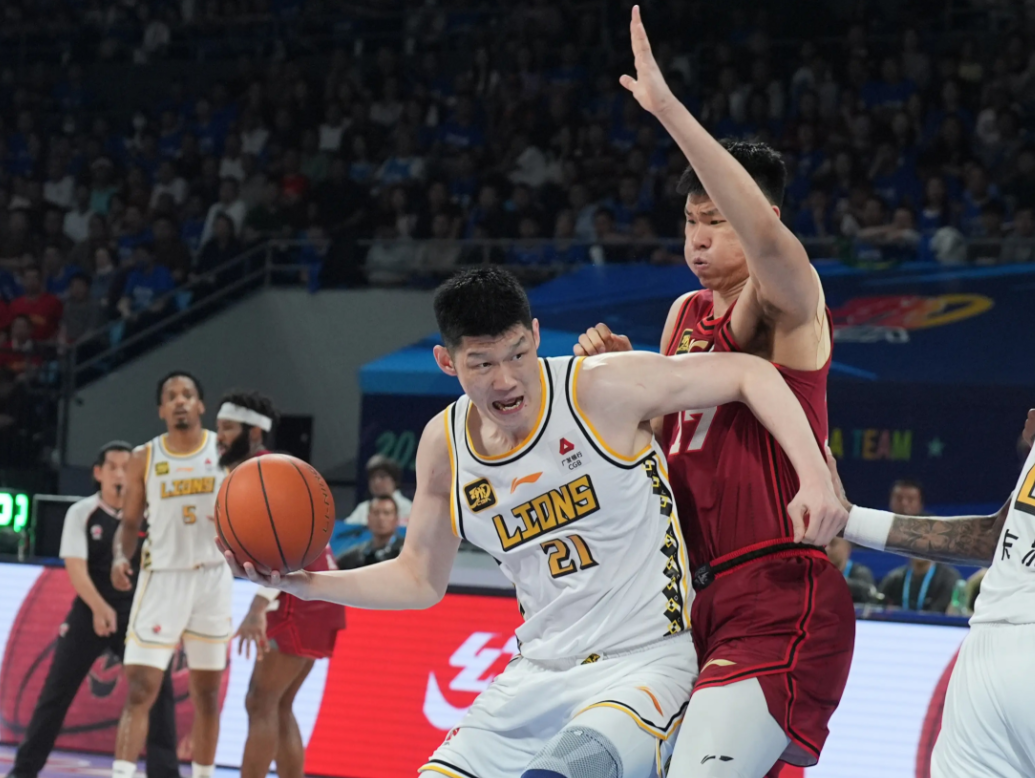 广厦队迎来了大麻烦，胡金秋竟然不幸伤退！就在上场广厦队与宁波队打的那场遭遇战中，