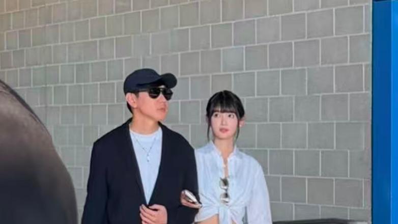 林俊杰美国世界杯观赛新照曝光，情侣同框引热议
