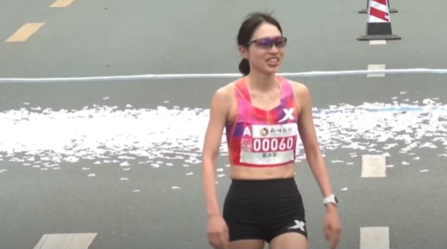 张水华夺冠，祝贺！2026年柳州马拉松比赛于今天上午鸣枪起跑，在女子全马角逐中，
