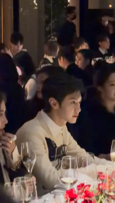 Celine晚宴上的陈哲远，昏暗高糊环境中帅得很清晰的贵公子