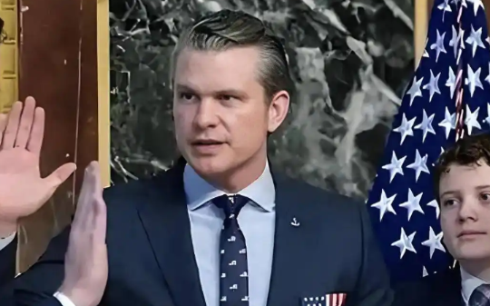 特朗普能命令美国的50个州长吗？当然不能，州长可不是总统的下级，特朗普没这个资格…