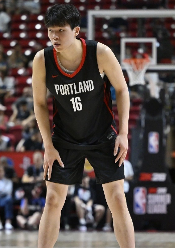 开拓者唯一能卡住文班亚马下盘的就是杨瀚森，斯普利特用人应该大胆点，按常规思路换人