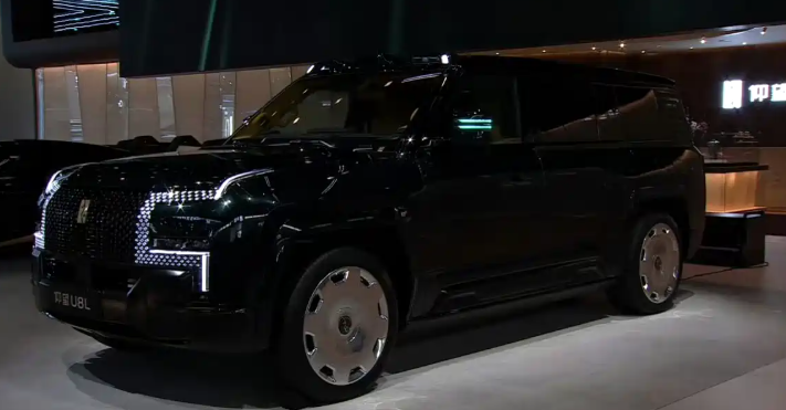 2026北京车展：仰望U8L鼎藏版首发大四座布局双零重力座椅
外观方面，预计新车