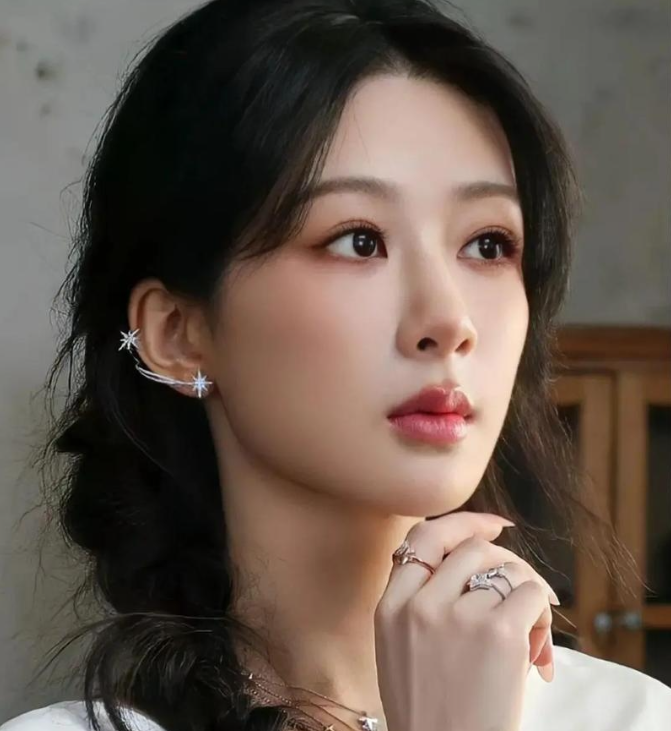 杨紫是圈内知名的好人缘演员她的5位好朋友包括
1. 张一山 - 两人因《家有儿女