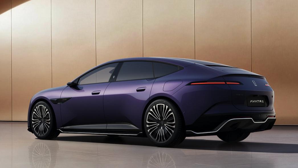 重新定义50万内豪华轿车标准，新阿维塔12预售29.99万元起