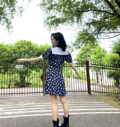 景甜晒户外随拍，着蓝色碎花裙少女感十足