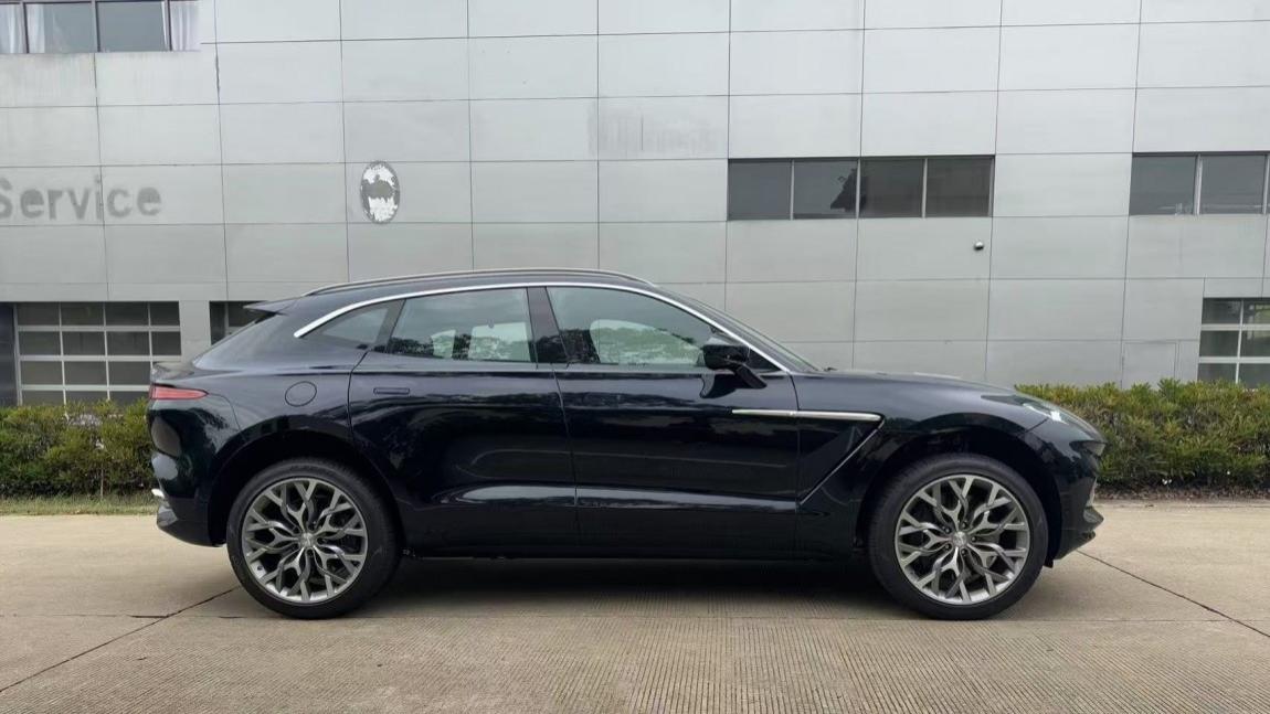 深海蓝的沉默与咆哮，阿斯顿马丁DBX V8传递