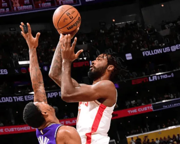 NBA季后赛首轮G6，湖人（4）客场对阵火箭（2）的比赛已经结束，最终湖人以98