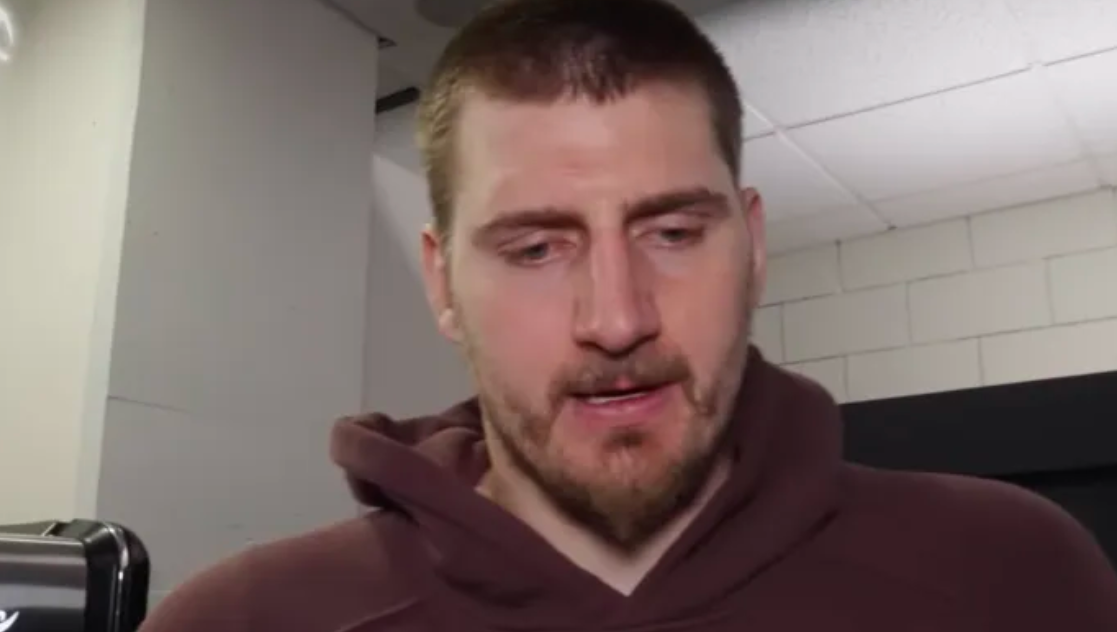 NBA常规赛，掘金以157-103的比分击败开拓者。
在赛后采访中，掘金队球员尼