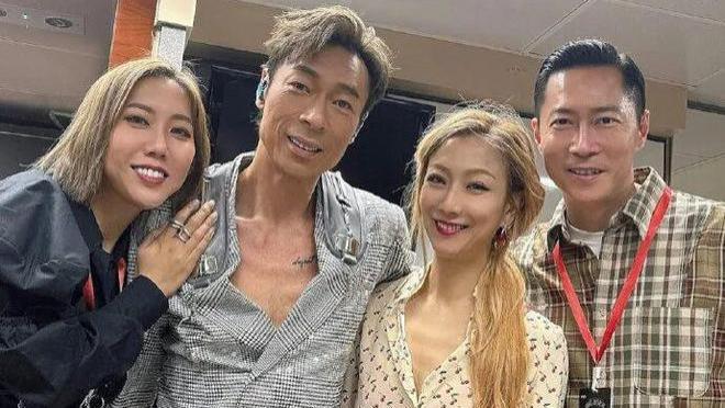 许志安与TVB高层太太合照尽显绅士手