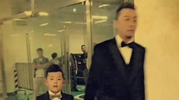 郭涛儿子高中毕业照曝光，18岁石头穿学士服帅气逼人，硬汉气质被赞“最像郭涛的星二代”