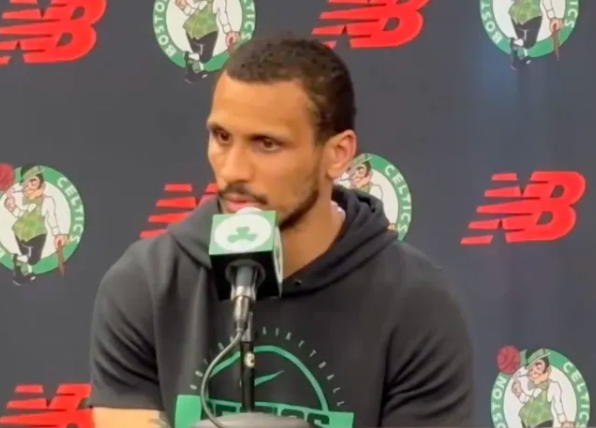 凯尔特人主教练乔-马祖拉近日解释了自己为何常将功劳归于他人而非自己。
马祖拉表示