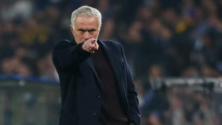 穆里尼奥危机！球迷闯入训练中心