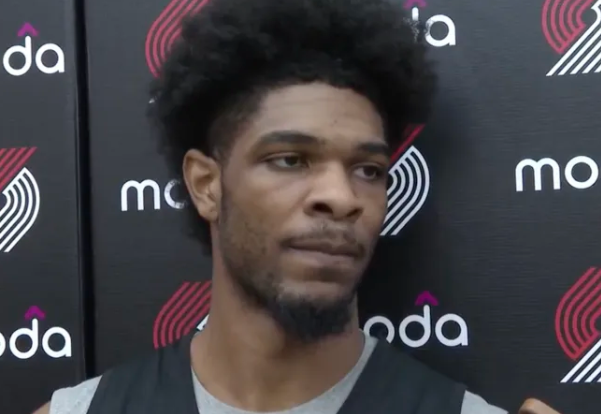 明日NBA季后赛G3，开拓者球员斯库特-亨德森接受了记者采访，谈到了文班亚马：“